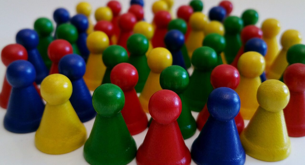 Viele bunte Spielfiguren symbolisieren die Vielfältigkeit der Vereine im Ilm-Kreis.